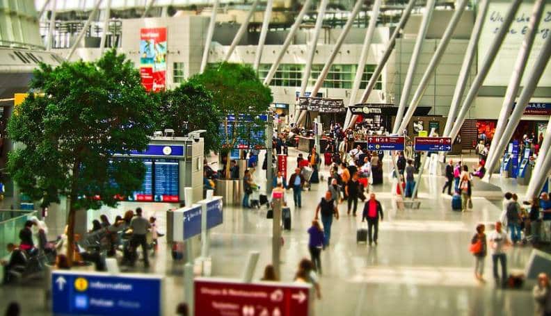 Colas en los controles de seguridad en los aeropuertos, ¿y si perdemos el vuelo?